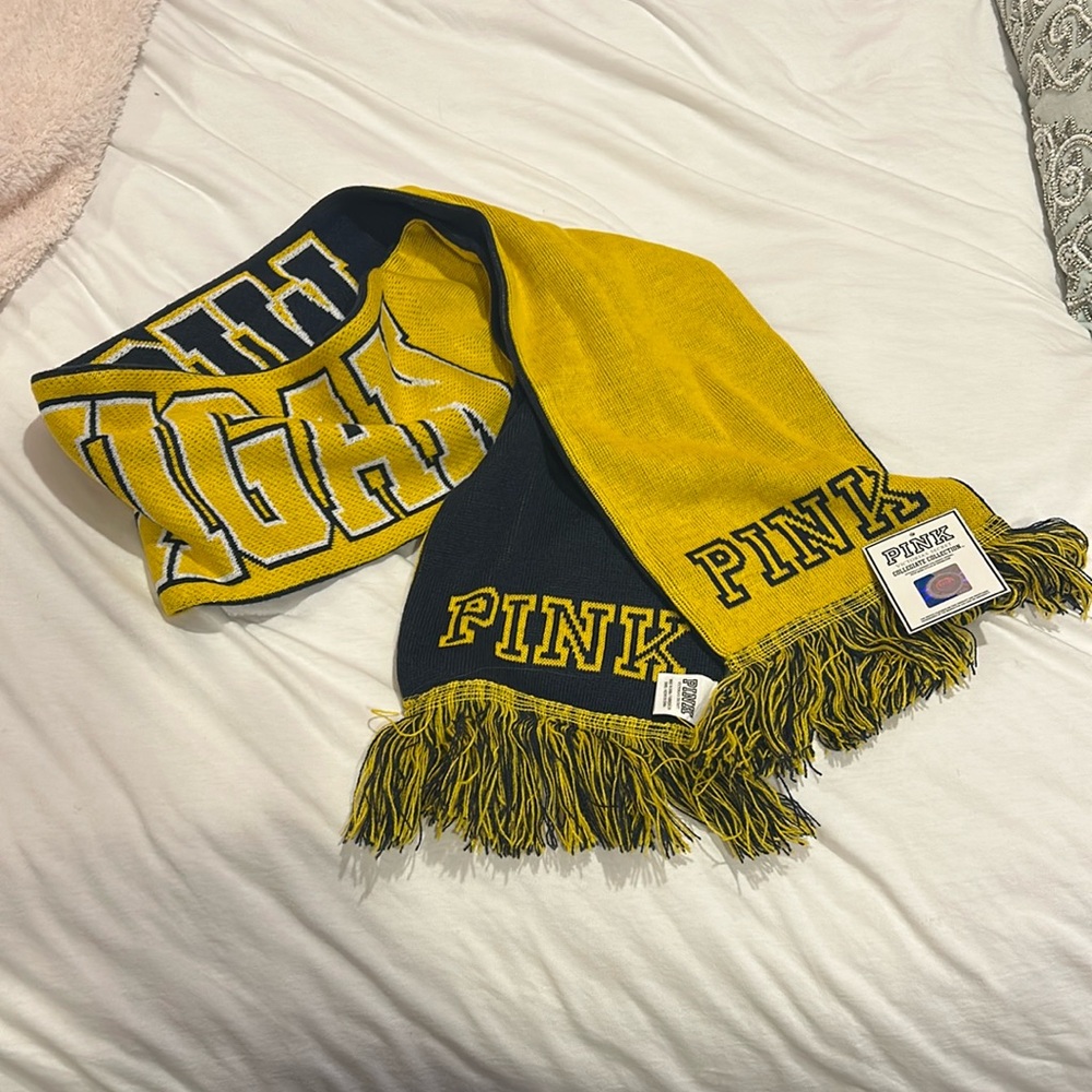 Reversible UMich VS Pink Scarf-New with Tags💙